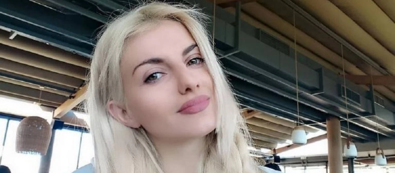 Ασημίνα Ουστάλλι: Ανέβασε φωτογραφία με μαύρο φόρεμα και δείχνει το ντεκολτέ της (φωτο)